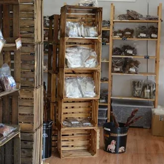 Bild von einem Lokal, indem viele Regale voll mit Hundefutter stehen