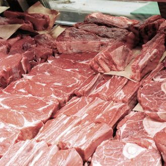 Verschiedene Arten von Fleisch, die in einer Fleischtheke ausgelegt sind.